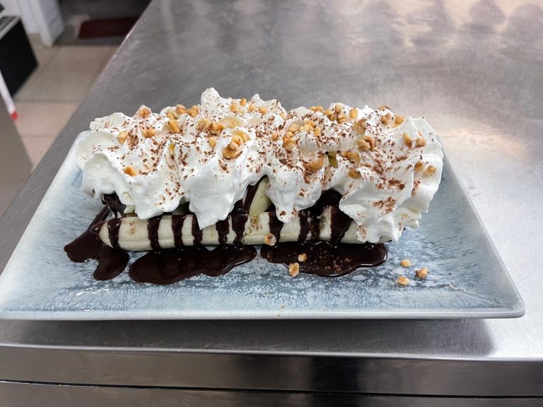 dessert-maison-banana-split-cuisine-traditionnelle-restaurant-targon-sauveterre-guyenne