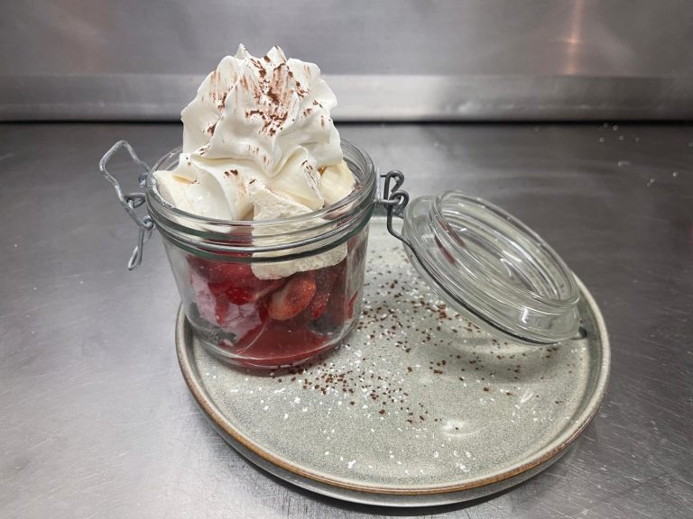 dessert-maison-fraise-chantilly-cuisine-traditionnelle-restaurant-targon-sauveterre-guyenne